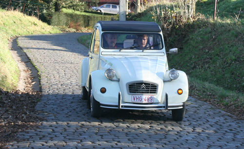 rijden met een 2CV, een geitje